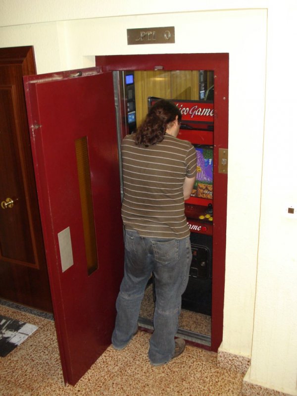 Toni (MrPengo) Jugando con su nueva Máquina Arcade